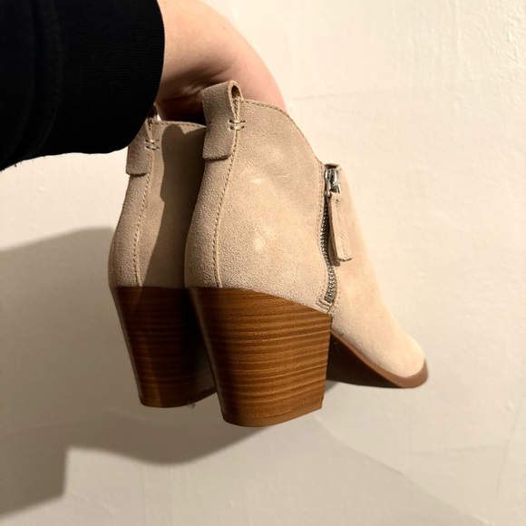 Dolce Vita Ankle Boot, Tan or Buck Color, Size 9, Heeled Leather Bootie - Picture 3 of 11